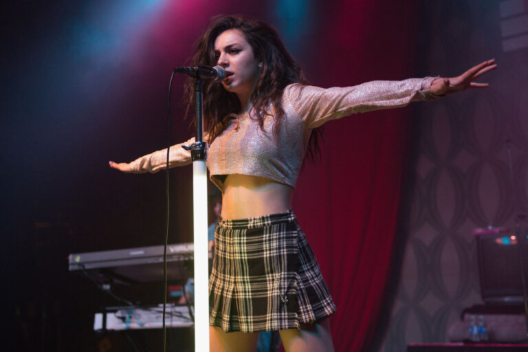 Charli XCX tiene en su video a más artistas que un festival