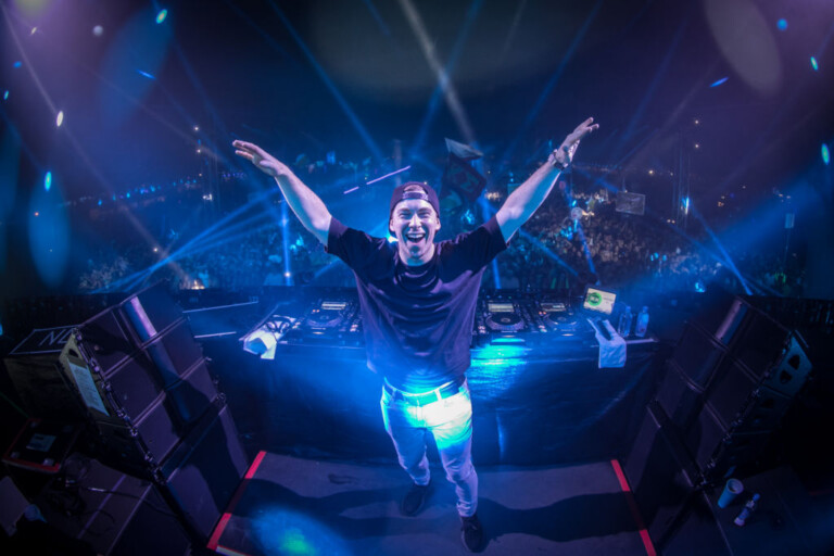 Hardwell toca un set de Tech-House en Ibiza