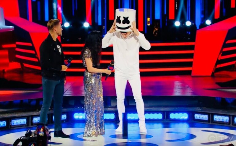Marshmello se quita el casco en los MMVA