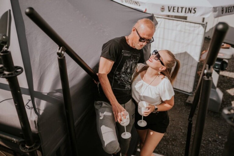 Boris Brejcha lanza “Spicy” con su novia Ginger