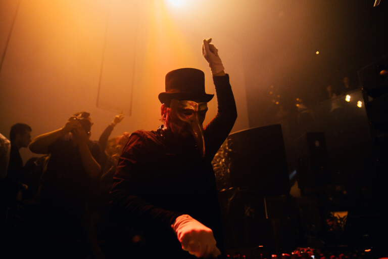 “Me gusta cuando los productores que amo crean una versión de una de mis canciones”. Claptone, 2021