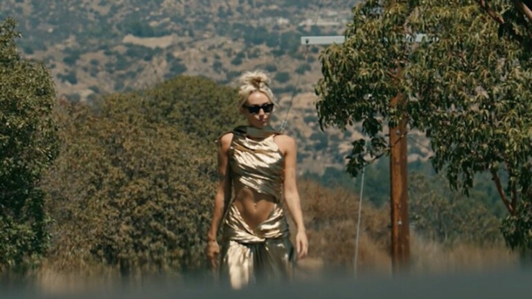 Miley Cyrus estrena su nuevo sencillo “Flowers”