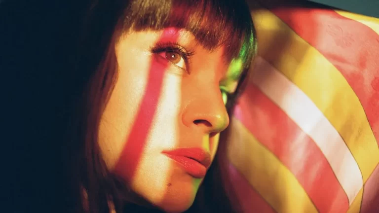 Norah Jones: “Staring at the wall”