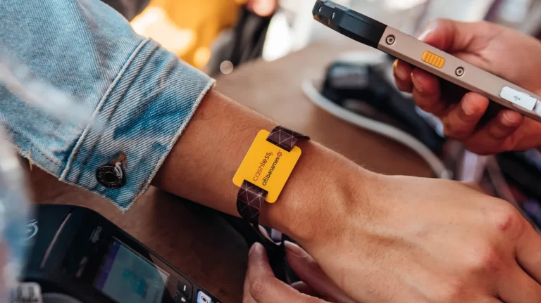 La PROFECO busca regular las pulseras “Cashless” en festivales