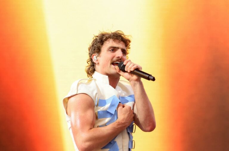 ¿Quién es Benson Boone, el cantante que hizo el cover de Queen en Coachella?