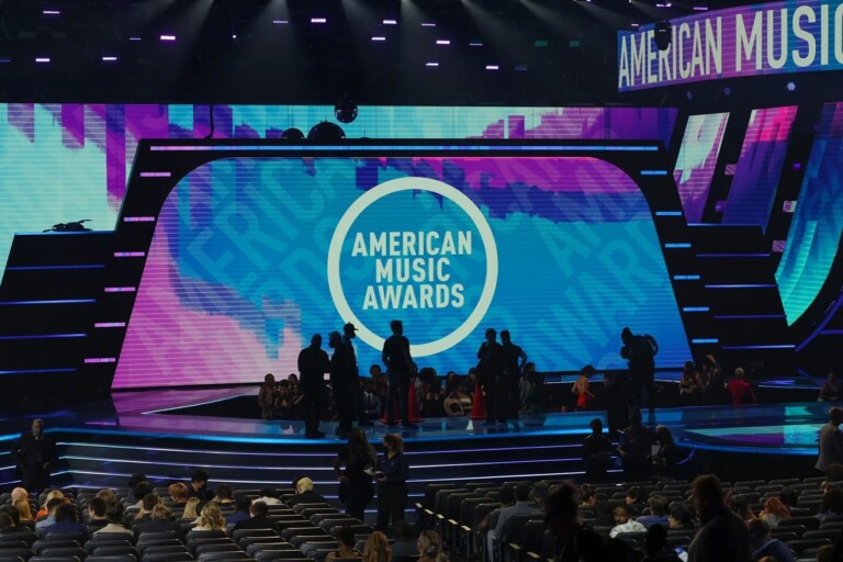 Billie Eilish arrasa en los AMAs 2025