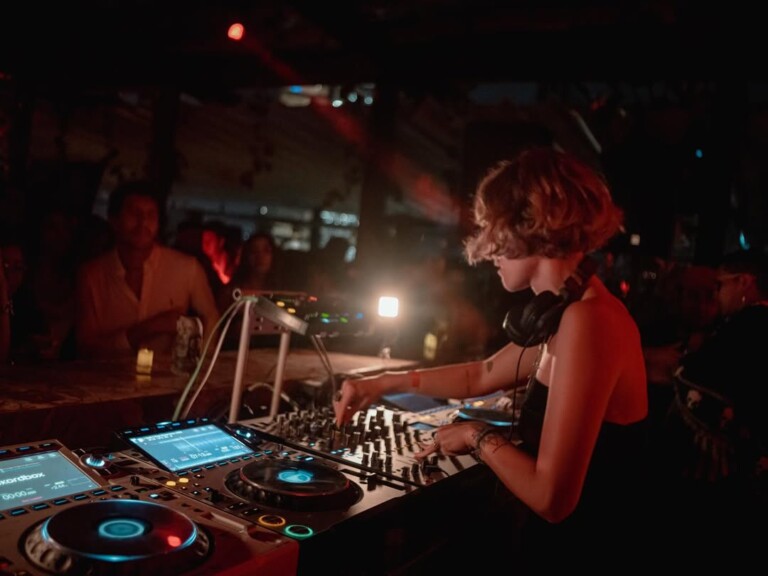 Rebecca Lasmar ilumina la electrónica con su primer EP “Amanecer”