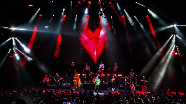 Los Auténticos Decadentes celebran 30 años de Vida Loca en Monterrey