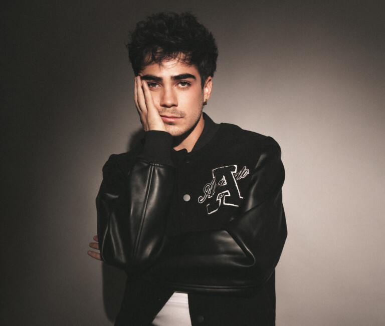 Jos Canela convierte la vulnerabilidad en arte con su nuevo EP “X SI NO TE LO HABÍA DICHO”