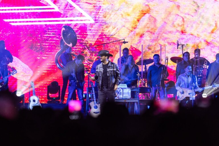 Edén Muñoz arma tremenda fiesta en la Arena Monterrey